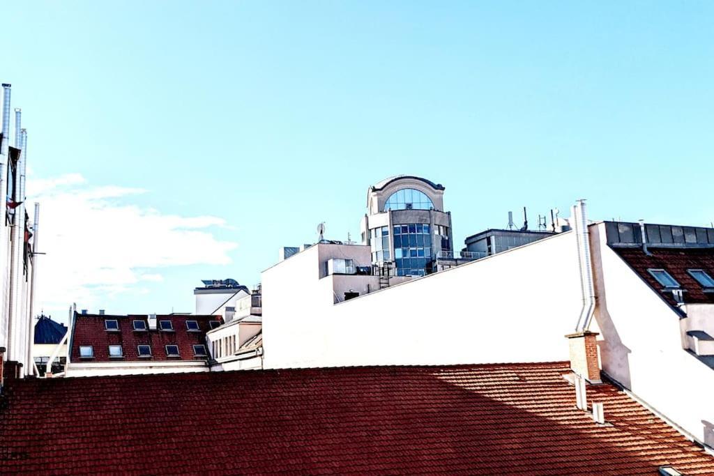 Skytop Modern Condo In Heart Of Downtown Budapest Exterior foto